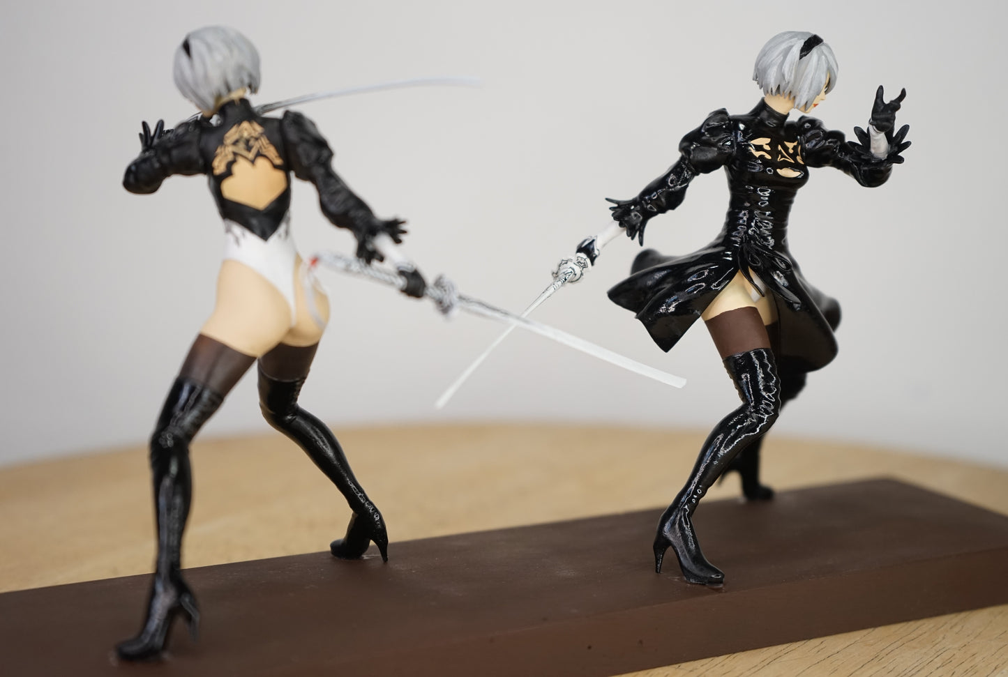 1:24 2B Figuren, 2B Figures, Nier Automata, Fertiges Modell mit Vitrine, Finished model with a Display case