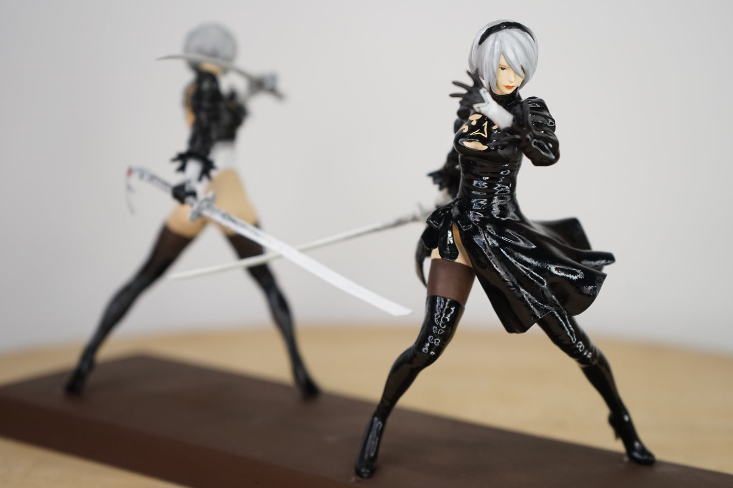 1:24 2B Figuren, 2B Figures, Nier Automata, Fertiges Modell mit Vitrine, Finished model with a Display case