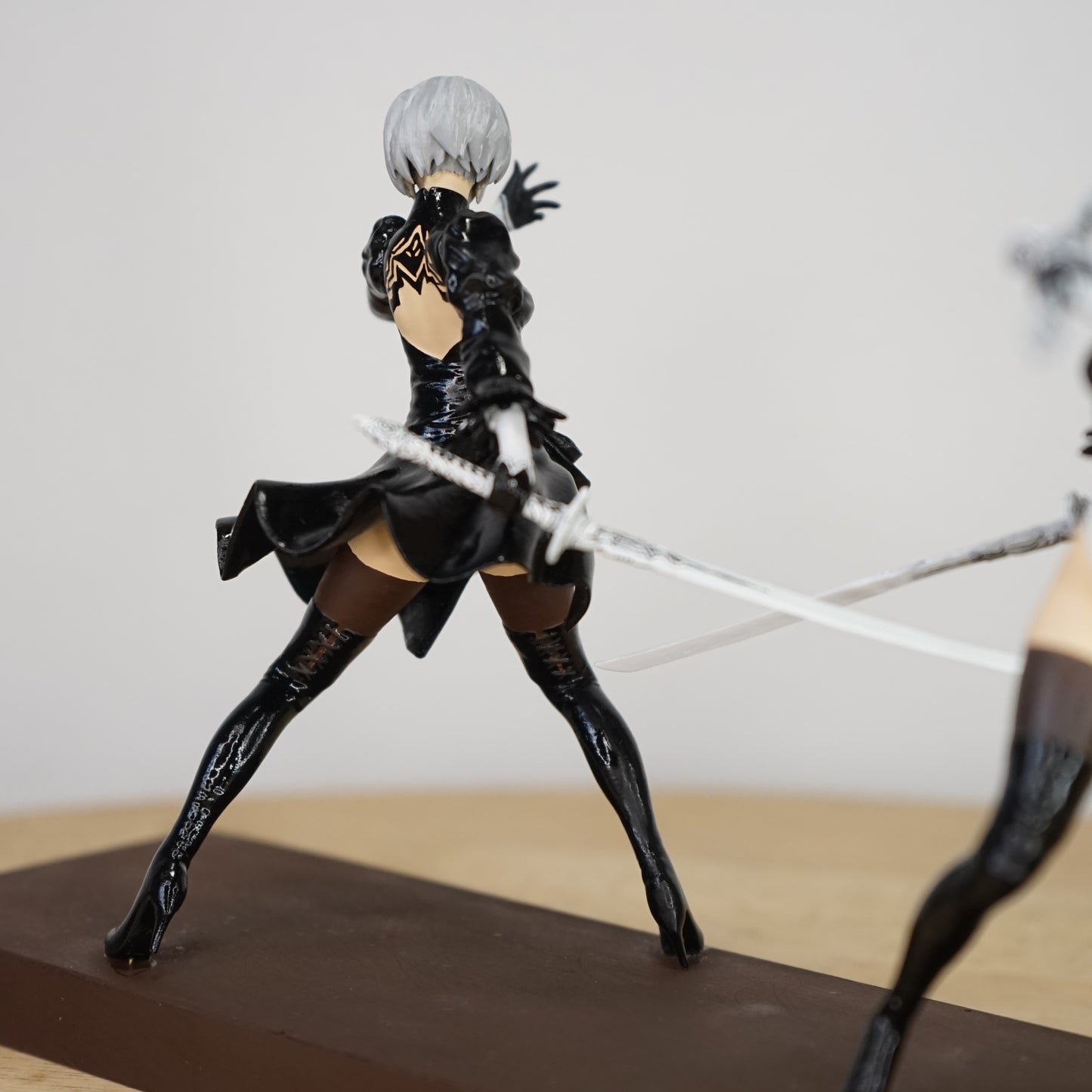 1:24 2B Figuren, 2B Figures, Nier Automata, Fertiges Modell mit Vitrine, Finished model with a Display case