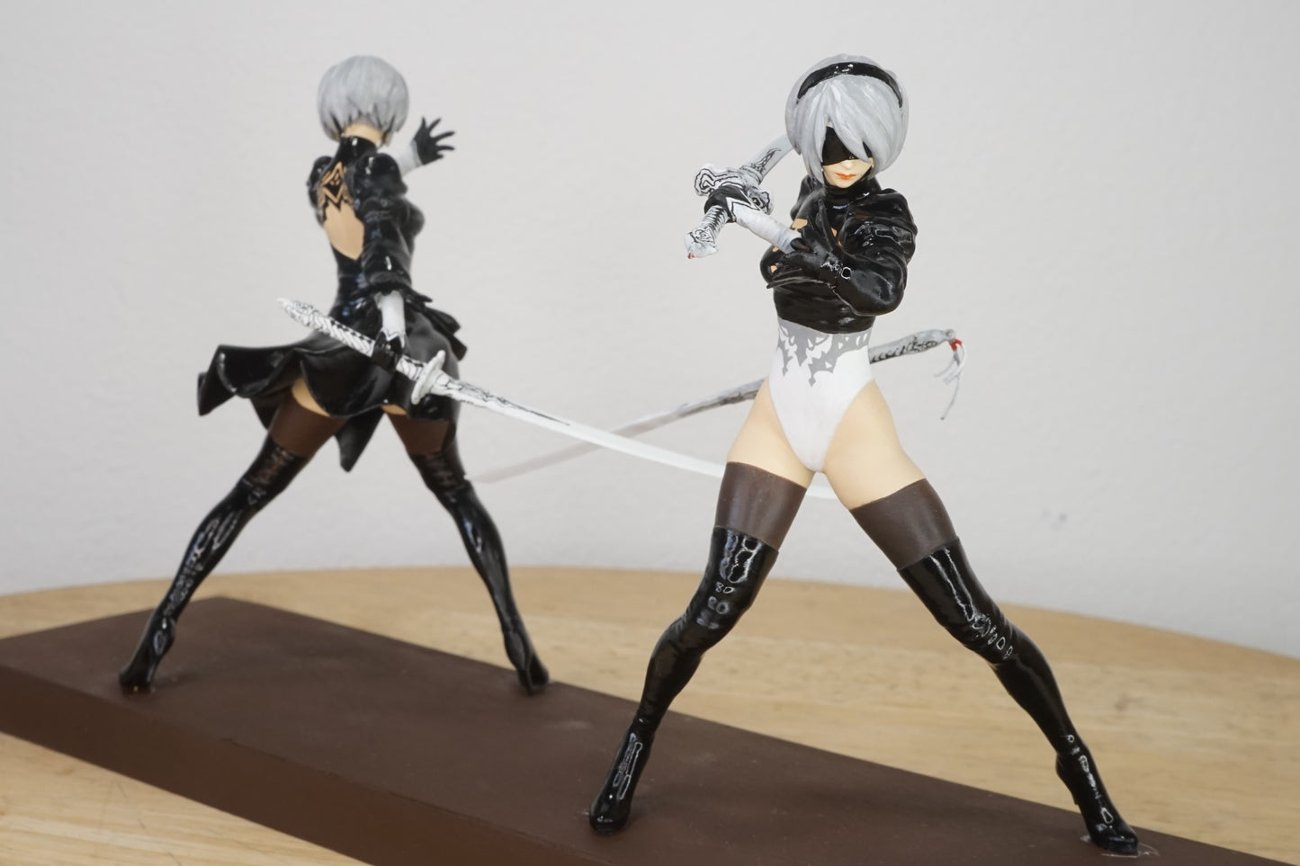 1:24 2B Figuren, 2B Figures, Nier Automata, Fertiges Modell mit Vitrine, Finished model with a Display case