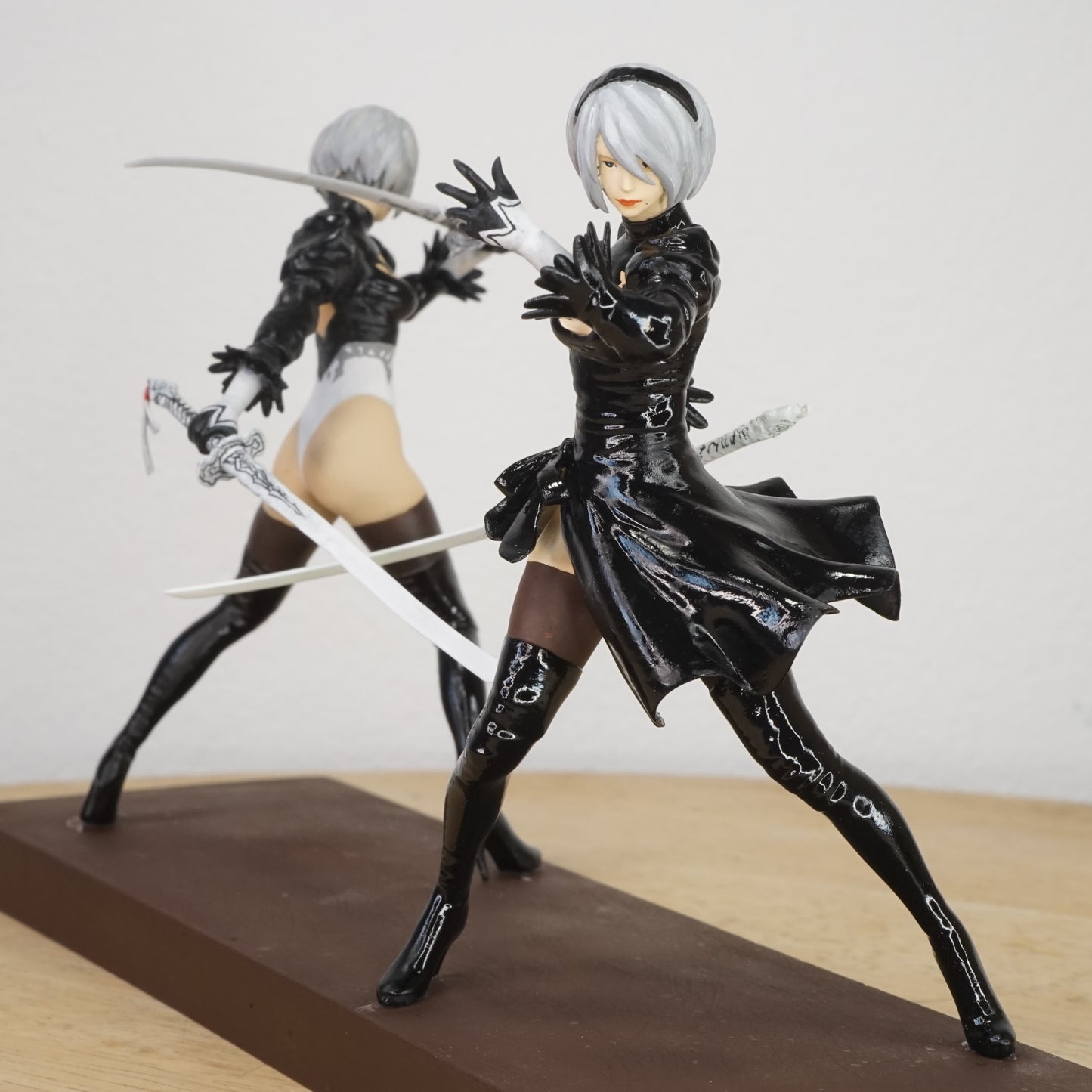 1:24 2B Figuren, 2B Figures, Nier Automata, Fertiges Modell mit Vitrine, Finished model with a Display case