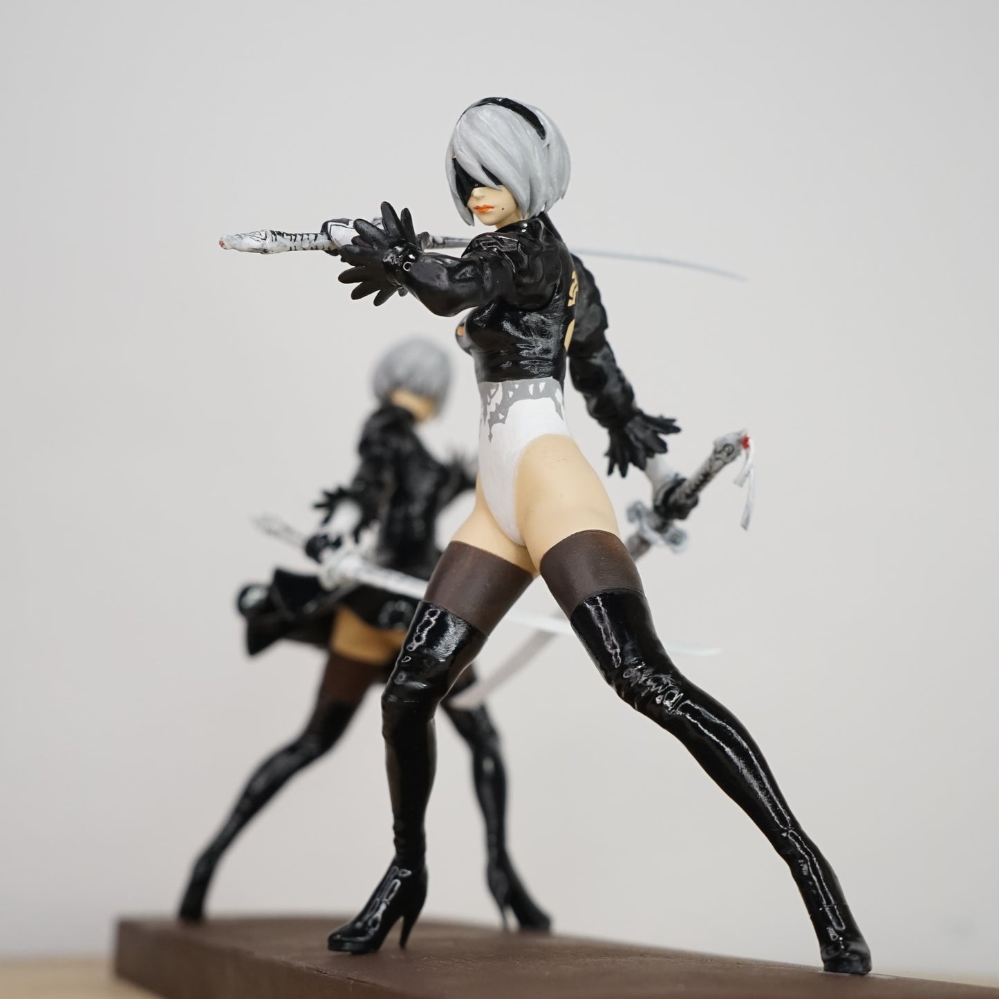 1:24 2B Figuren, 2B Figures, Nier Automata, Fertiges Modell mit Vitrine, Finished model with a Display case