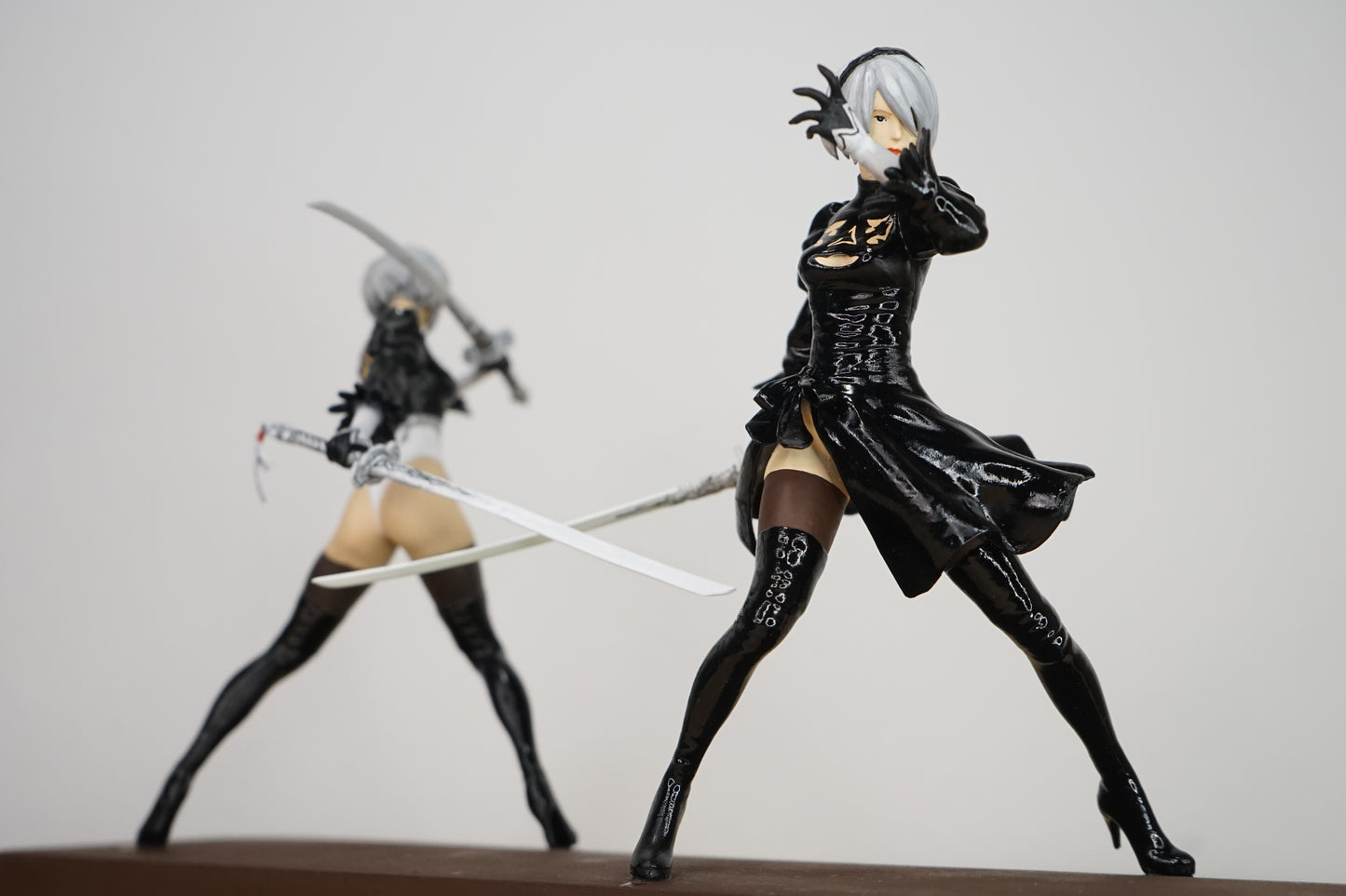 1:24 2B Figuren, 2B Figures, Nier Automata, Fertiges Modell mit Vitrine, Finished model with a Display case
