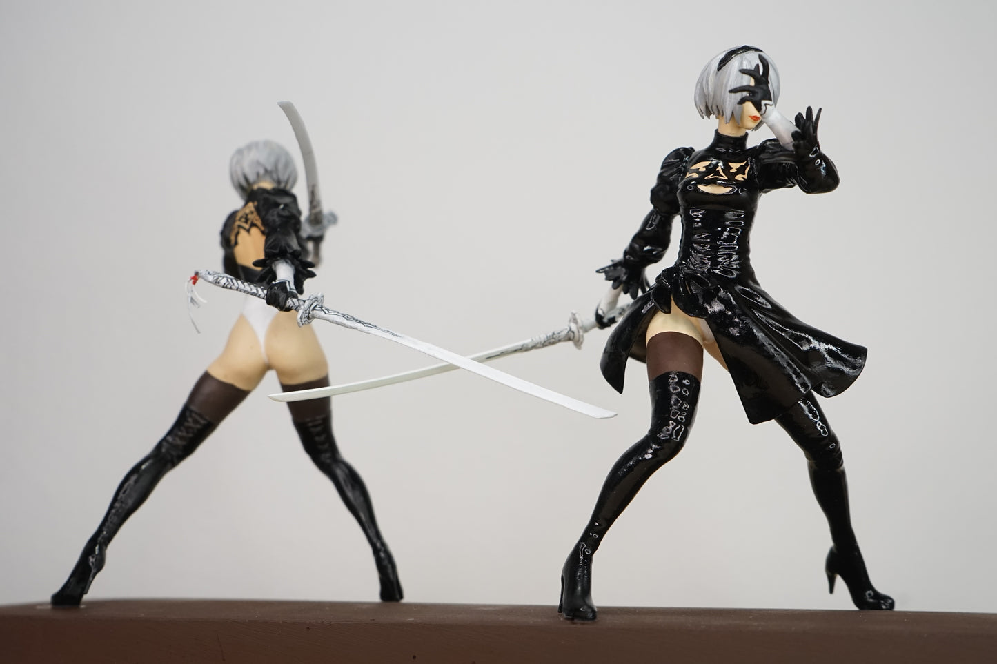 1:24 2B Figuren, 2B Figures, Nier Automata, Fertiges Modell mit Vitrine, Finished model with a Display case