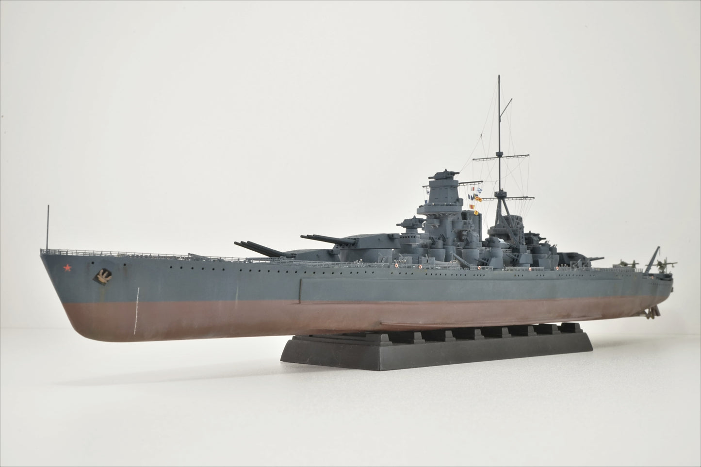 1:700 Russian Battleship P23 Sovetsky Soyuz, Fertiges Modell mit Vitrine, Finished model with a Display case