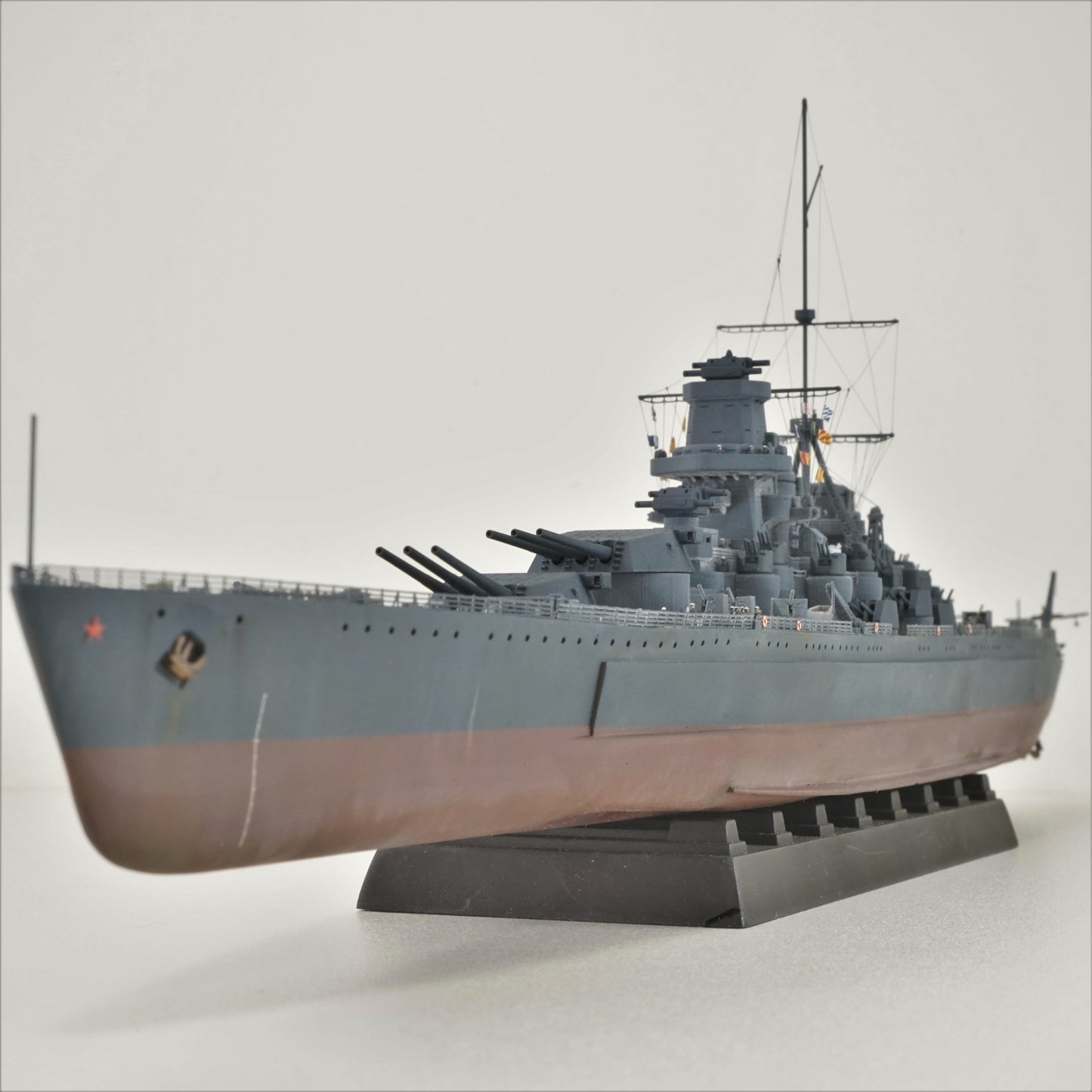 1:700 Russian Battleship P23 Sovetsky Soyuz, Fertiges Modell mit Vitrine, Finished model with a Display case