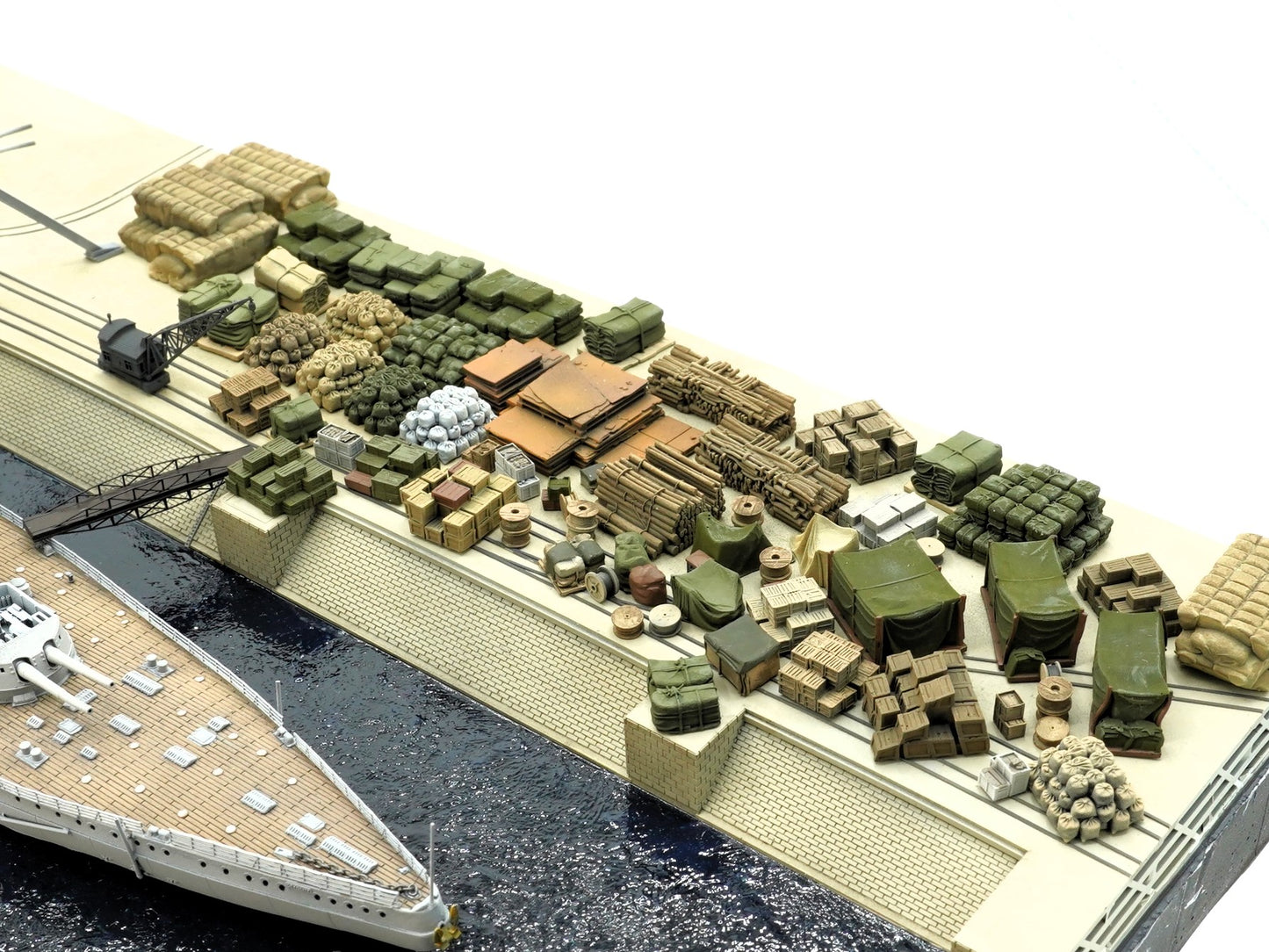 1:700 1:350 1:200 harbour cargo, cases, boxes, ammo box, ship building material, container, oil drum, wood piles, chest