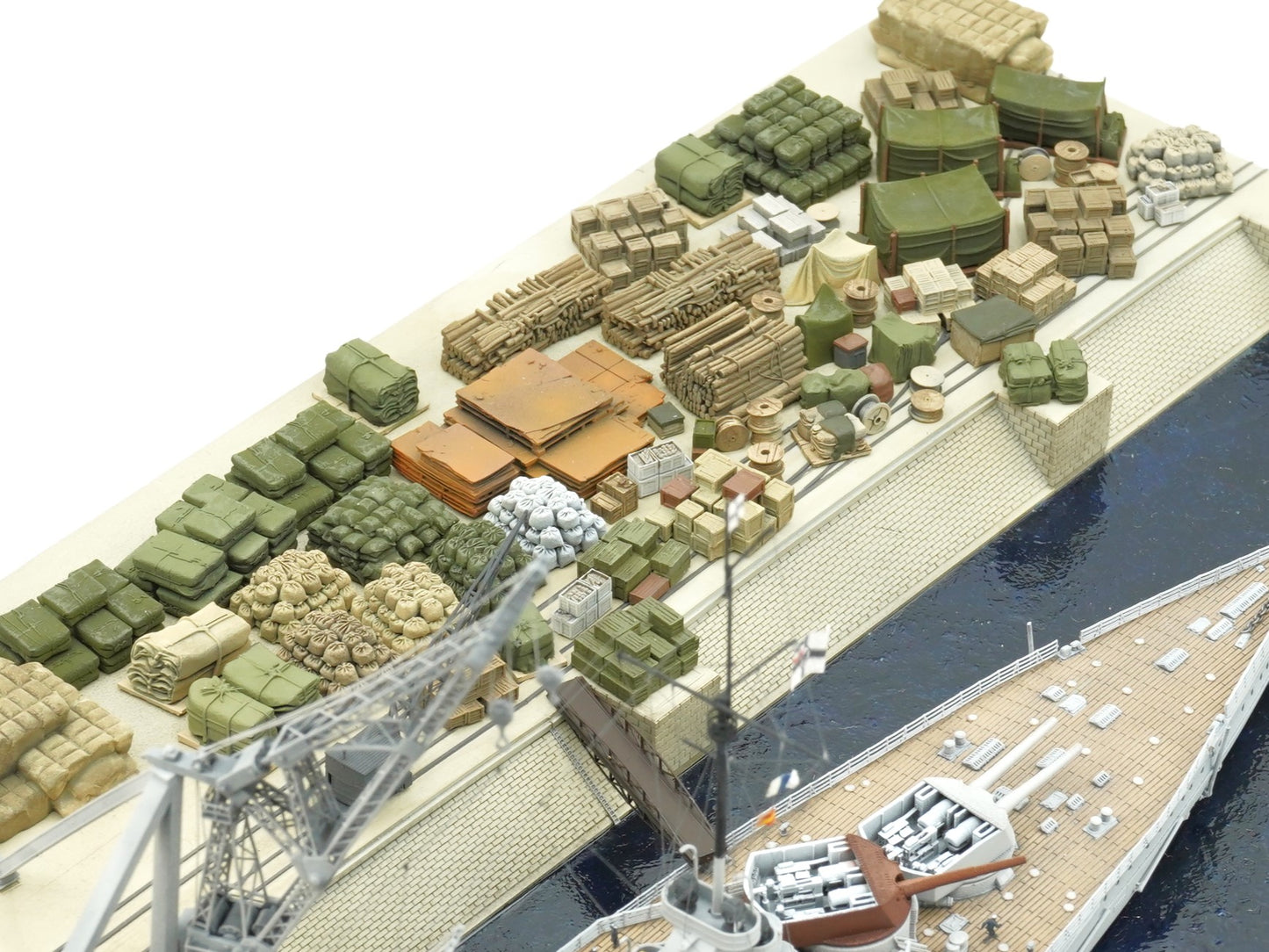 1:700 harbour cargo, cases, boxes, ammo box, ship building material, container, oil drum, wood piles, chest