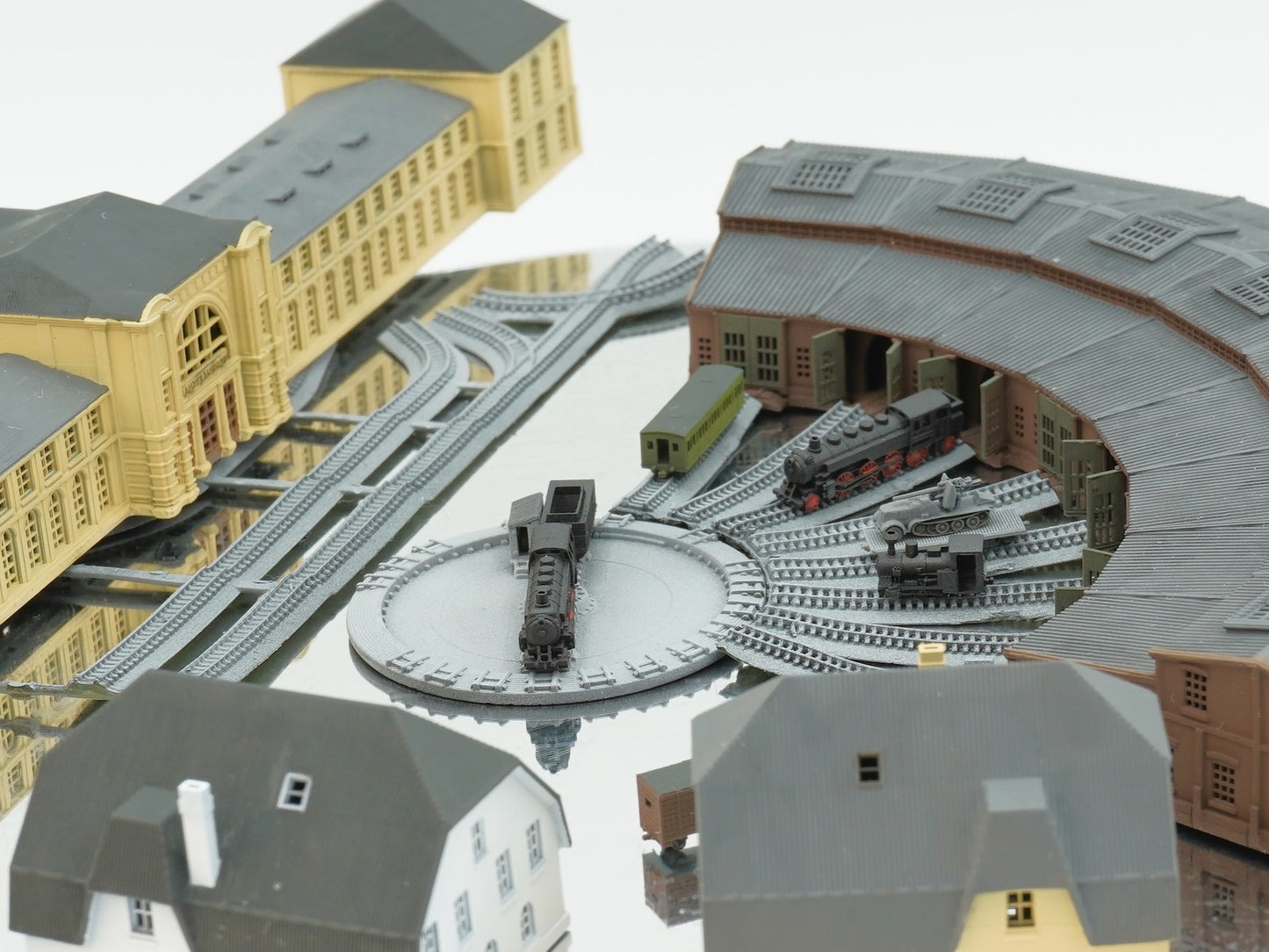 1:700 Train station diorama. Railway turntable, Schwerer Gustav Railway Gun, K5 railway gun, train, BR86, shipyard train