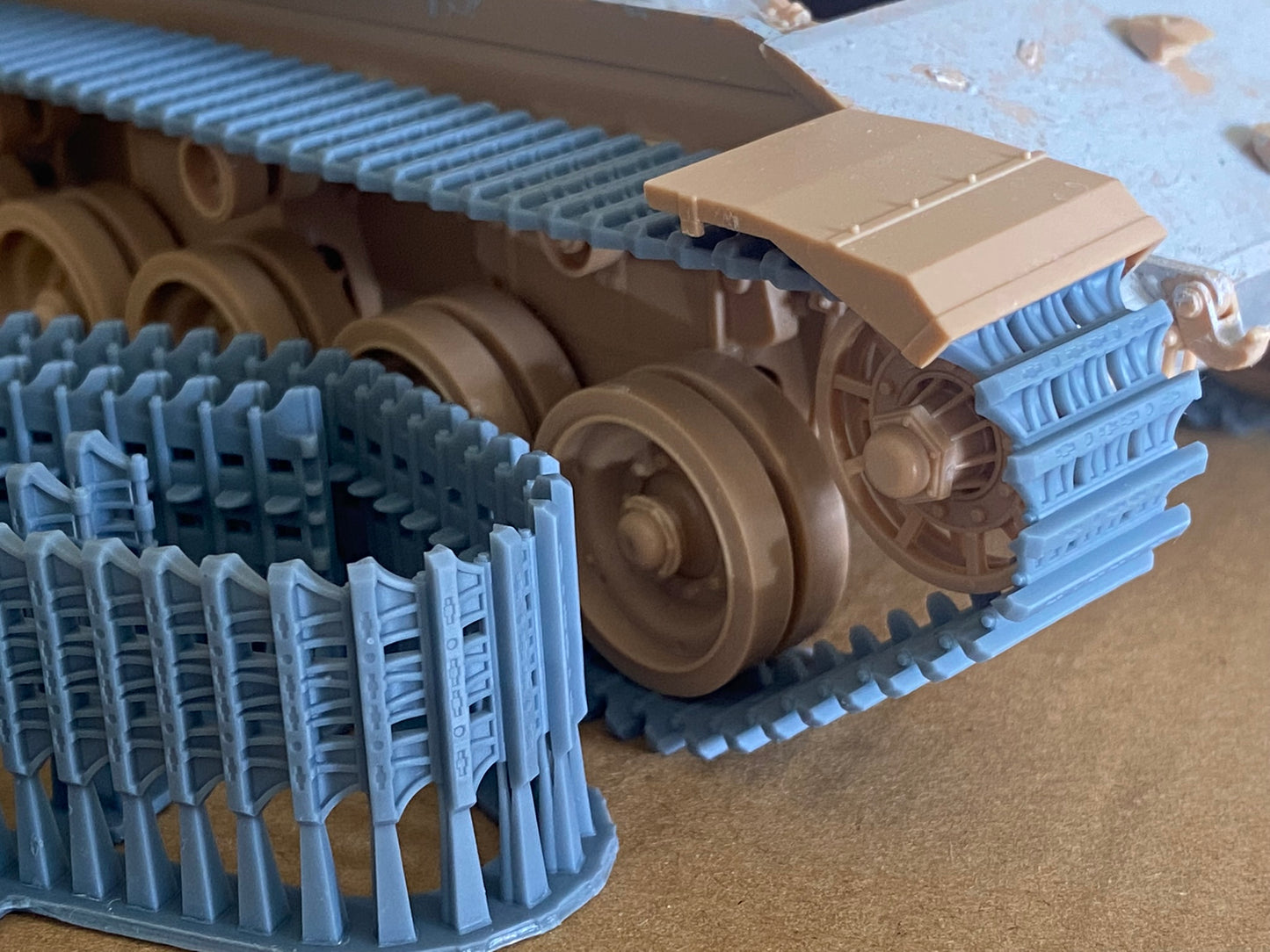 1:35 Pre assembled tracks for Centurion tank, 1:35 Einsatzbereit Ketten, half-finished