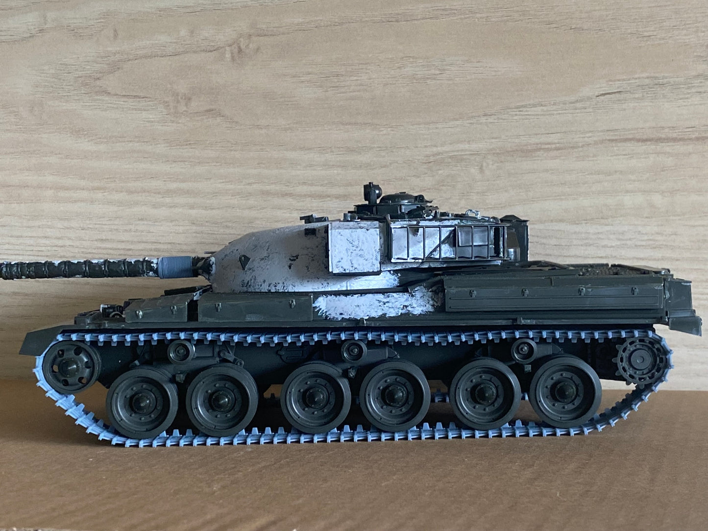 1:35 Pre assembled tracks for Chieftain tank, 1:35 Einsatzbereit Ketten, half-finished