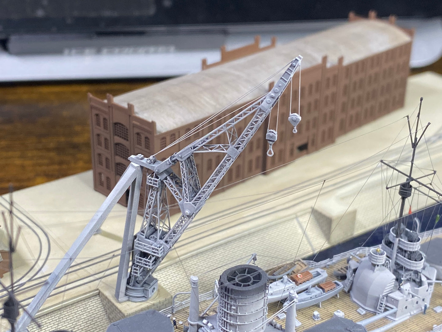 1:700 Hamburg Port and Shipyard, Hamburger Hafen und Werft. BV 250 t crane, warehouse, Blohm Voss