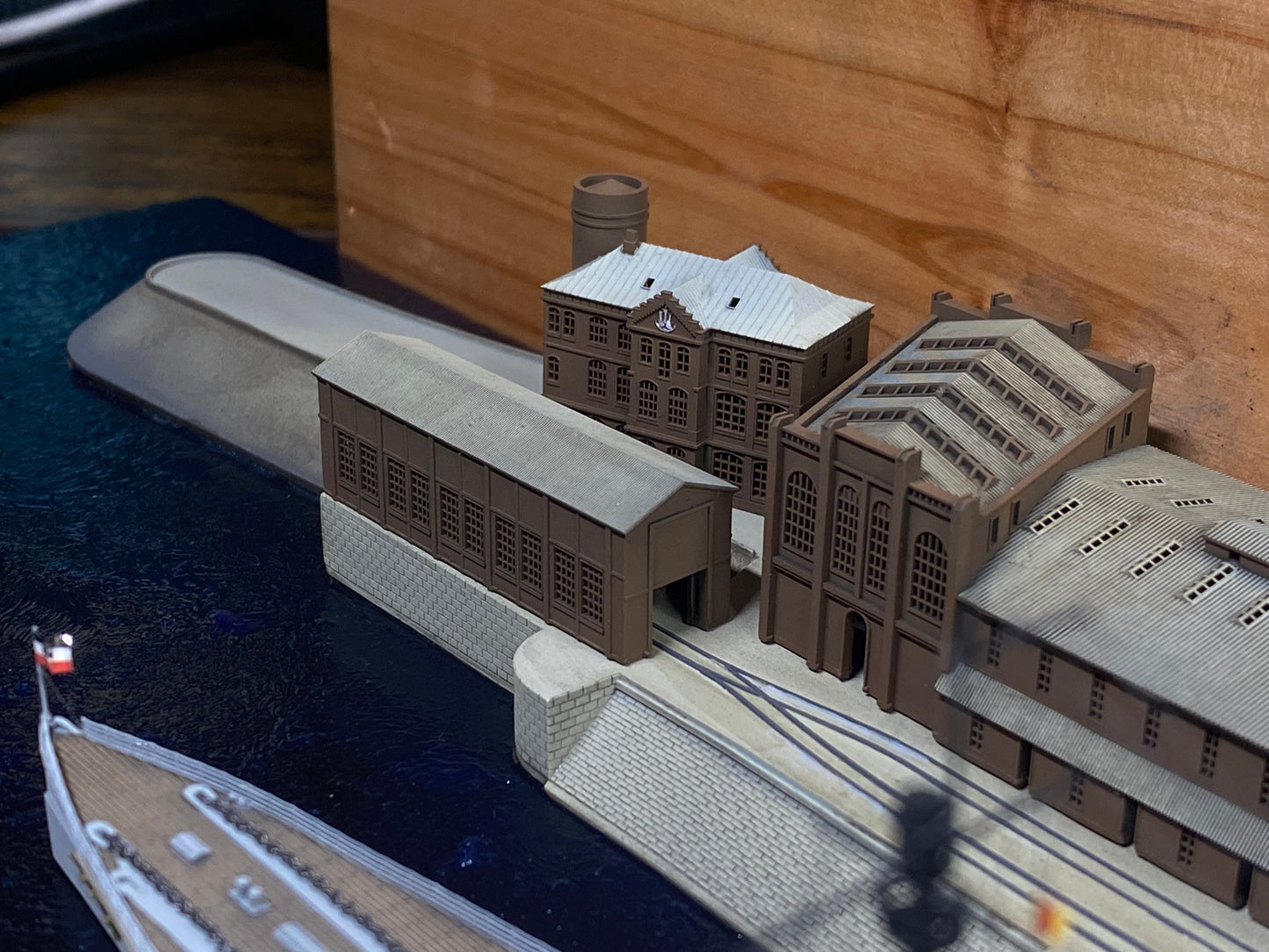 1:700 Hamburg Port and Shipyard, Hamburger Hafen und Werft. BV 250 t crane, warehouse, Blohm Voss