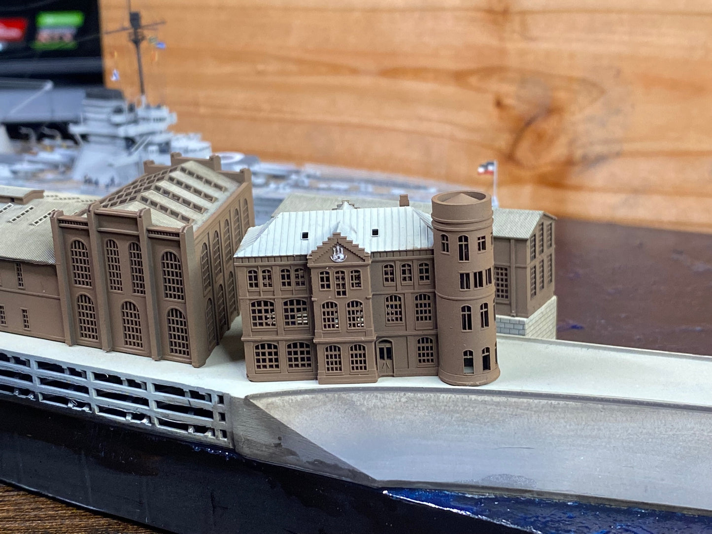 1:700 Hamburg Port and Shipyard, Hamburger Hafen und Werft. BV 250 t crane, warehouse, Blohm Voss