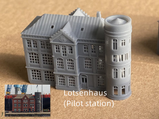 1:700 Hamburg Port and Shipyard, Hamburger Hafen und Werft. BV 250 t crane, warehouse, Blohm Voss