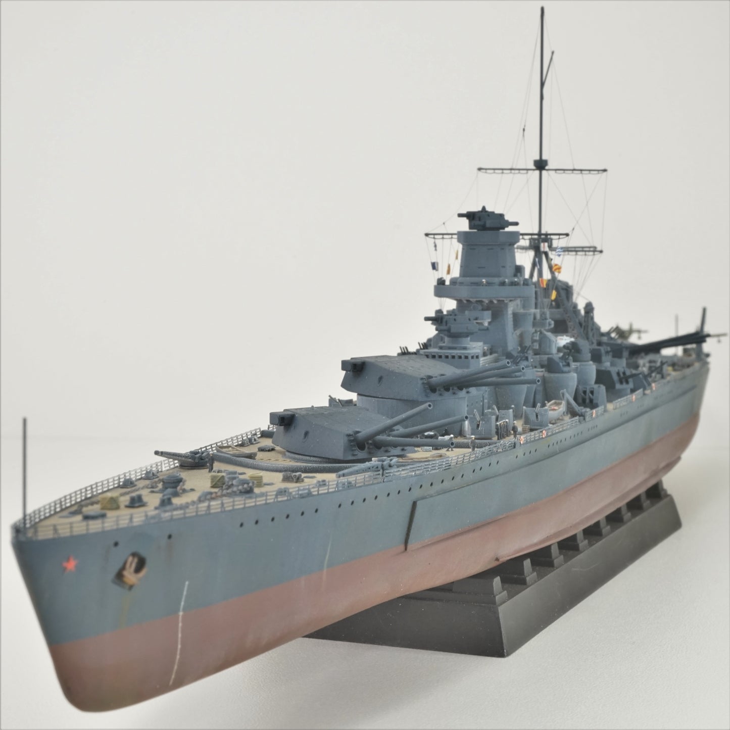 1:700 Russian Battleship P23 Sovetsky Soyuz, Fertiges Modell mit Vitrine, Finished model with a Display case