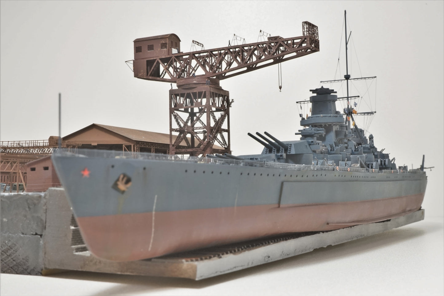 1:700 Russian Battleship P23 Sovetsky Soyuz, Fertiges Modell mit Vitrine, Finished model with a Display case