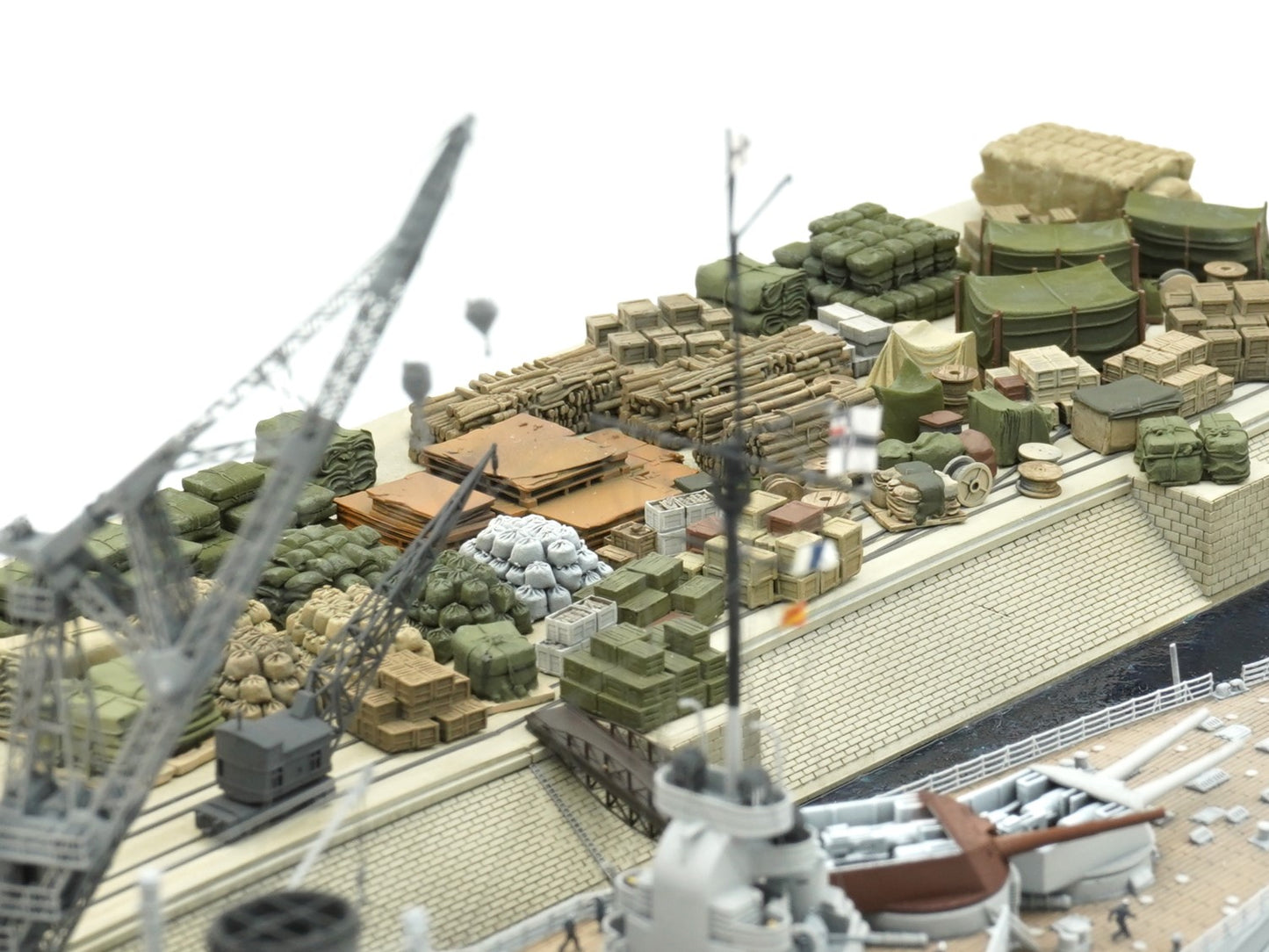 1:700 harbour cargo, cases, boxes, ammo box, ship building material, container, oil drum, wood piles, chest