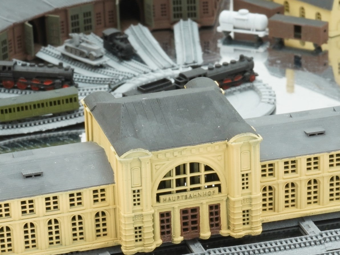 1:700 Train station diorama. Railway turntable, Schwerer Gustav Railway Gun, K5 railway gun, train, BR86, shipyard train