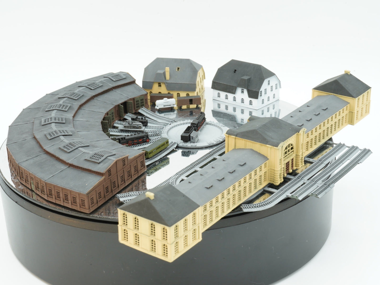 1:700 Train station diorama. Railway turntable, Schwerer Gustav Railway Gun, K5 railway gun, train, BR86, shipyard train