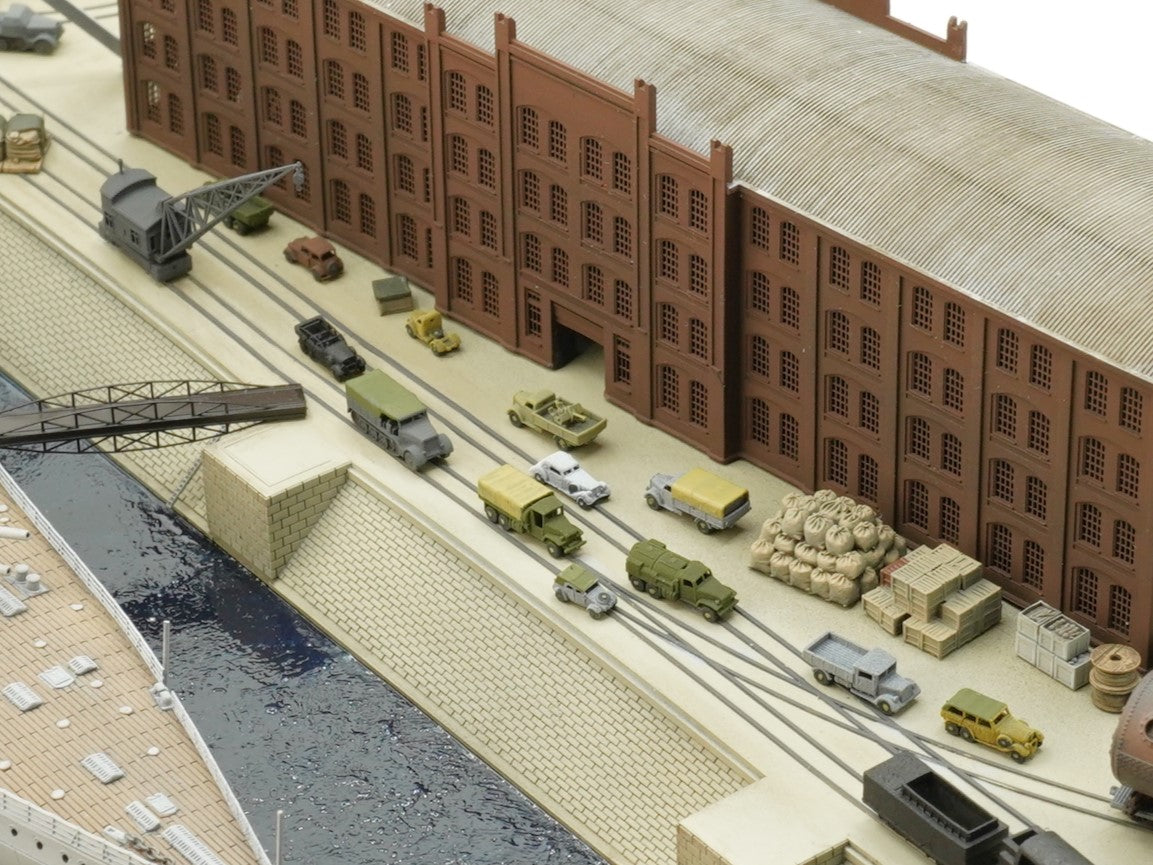 1:700 Hamburg Port and Shipyard, Hamburger Hafen und Werft. BV 250 t crane, warehouse, Blohm Voss