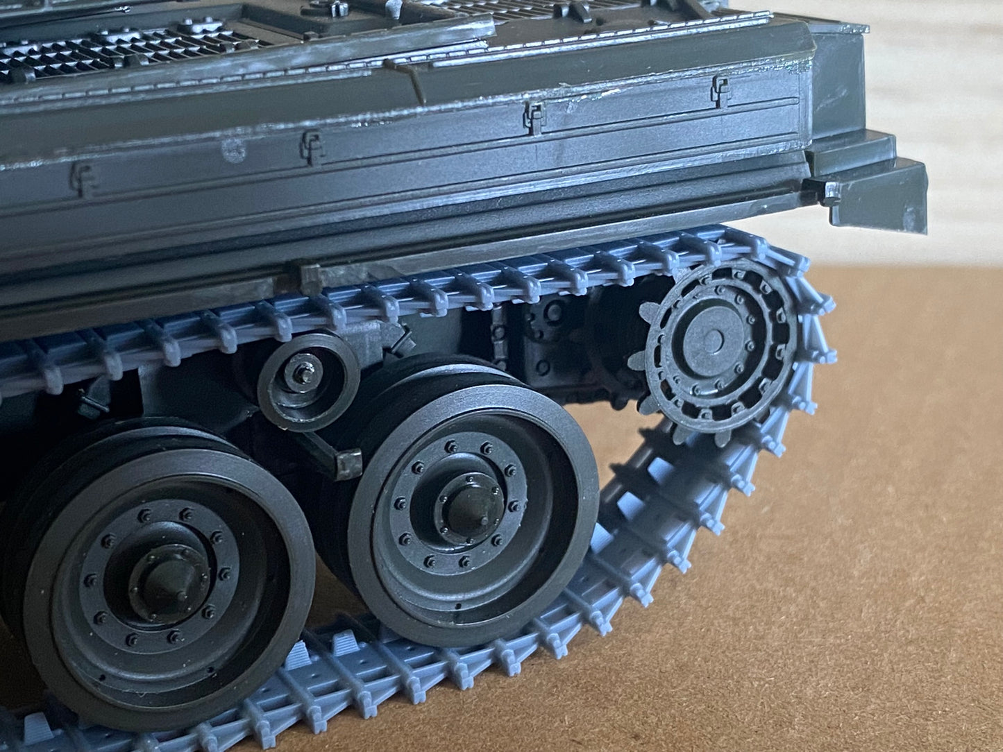 1:35 Pre assembled tracks for Chieftain tank, 1:35 Einsatzbereit Ketten, half-finished