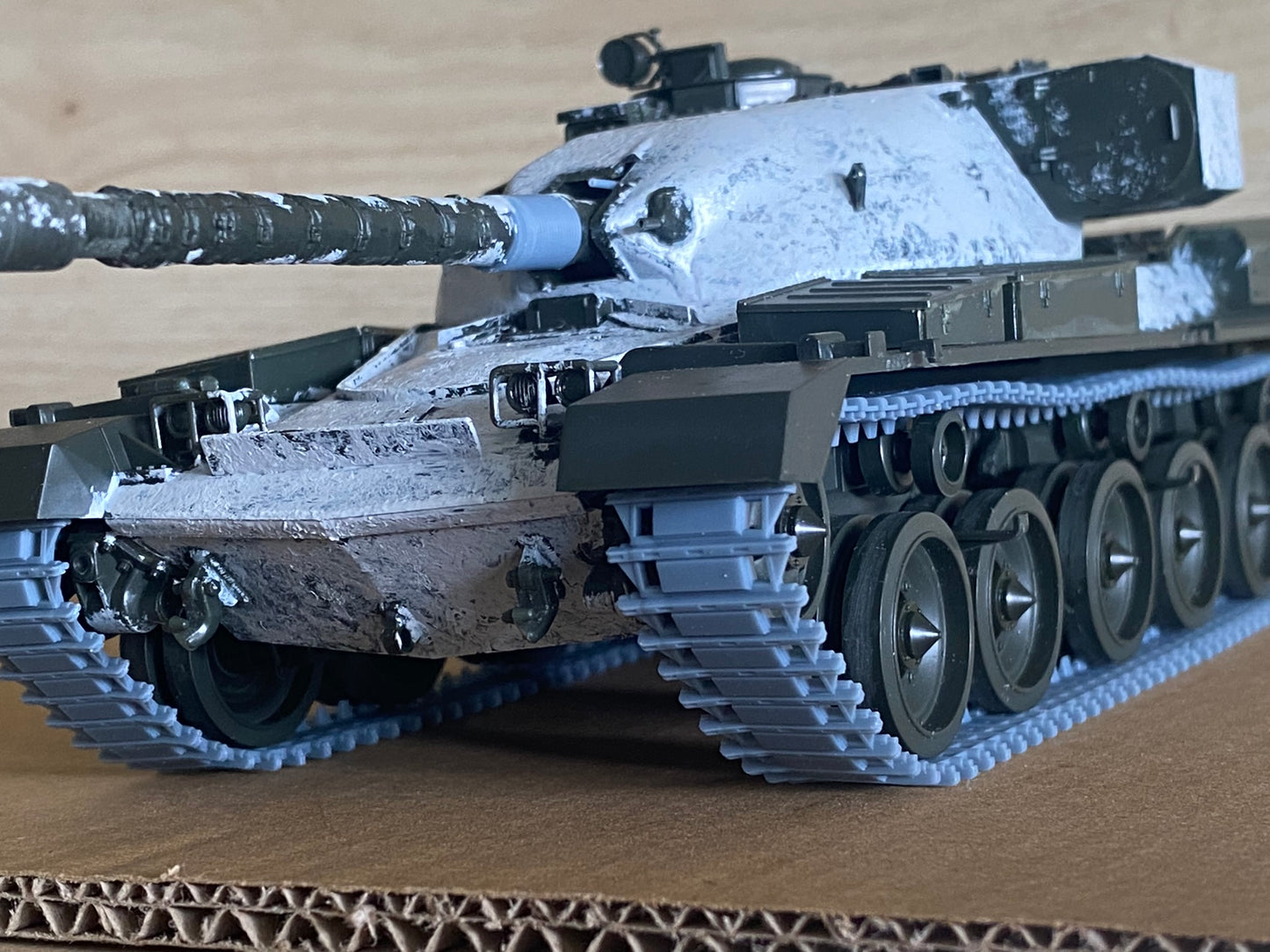 1:35 Pre assembled tracks for Chieftain tank, 1:35 Einsatzbereit Ketten, half-finished